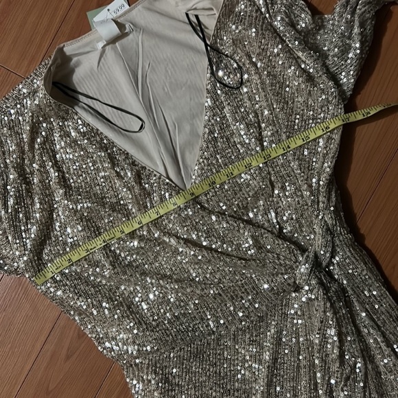 NWT H&M champagne sequin wrap dress. Size small. Perfect for Xmas/new years - Picture 6 of 7